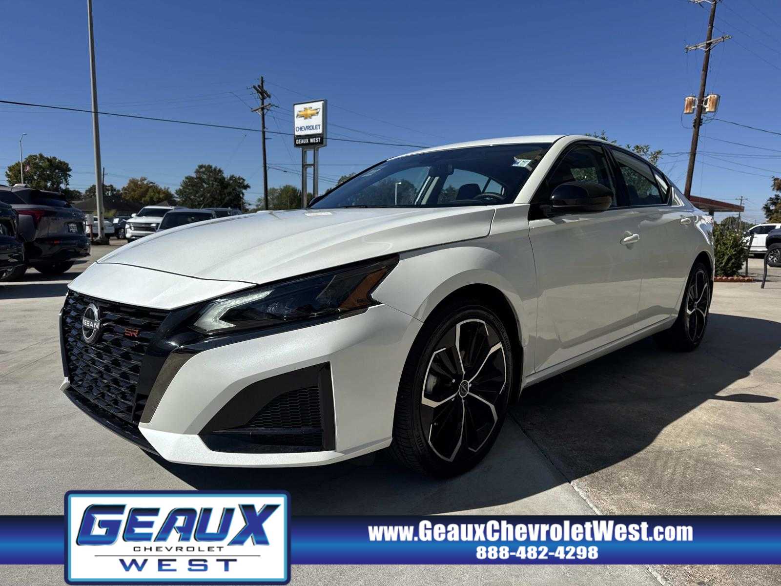 2025 Nissan Altima SR photo 2