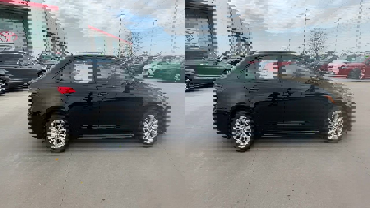 2025 Toyota Corolla LE photo 8