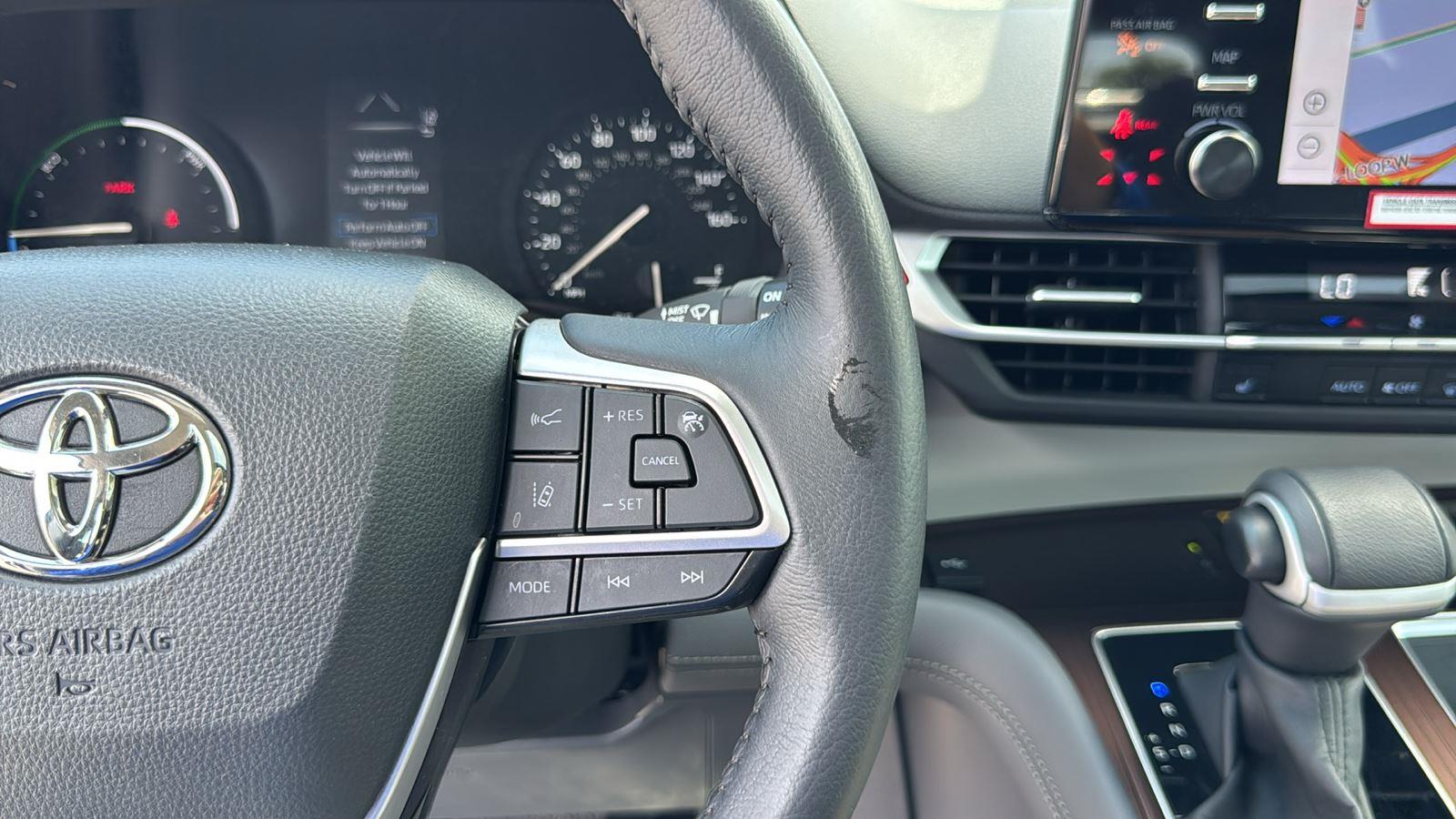 2024 Toyota Sienna XLE photo 16