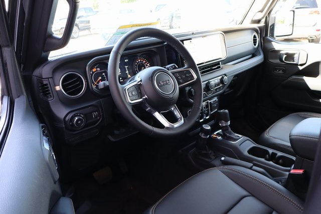 2025 Jeep Wrangler Sahara photo 10