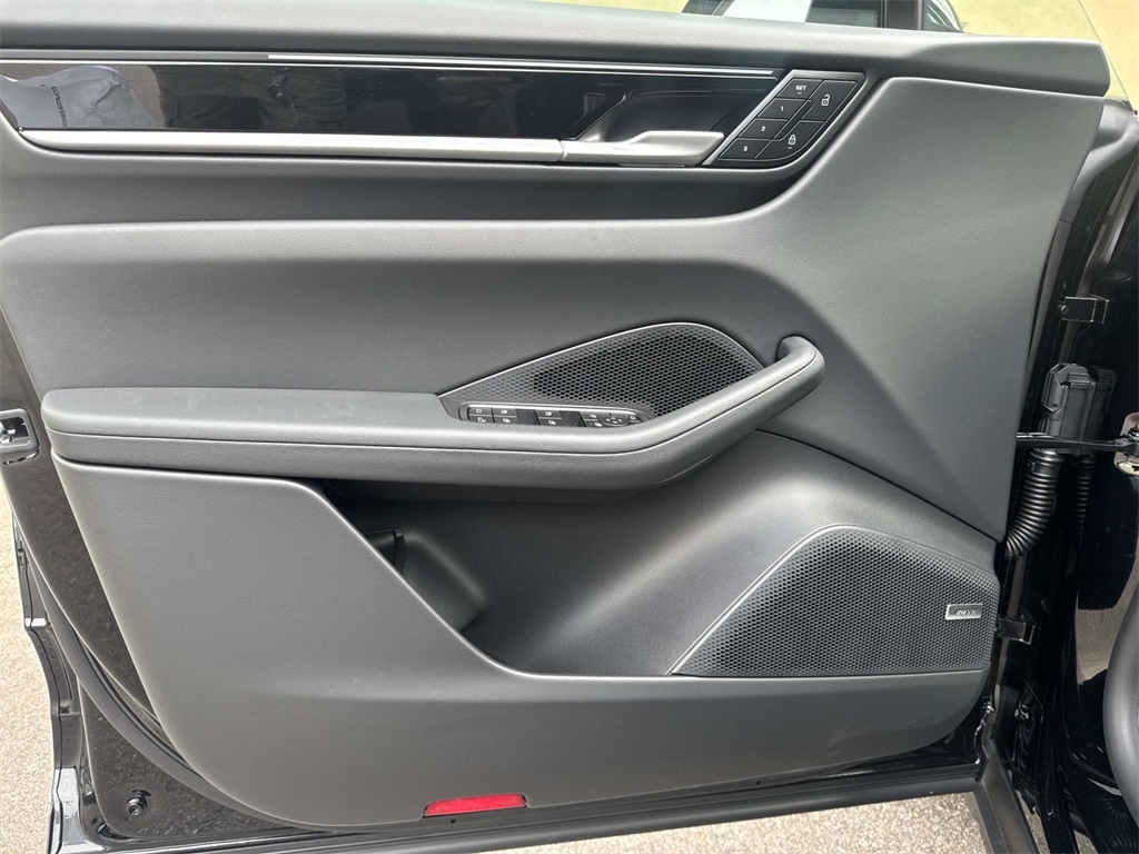 2025 Porsche Macan Electric photo 20