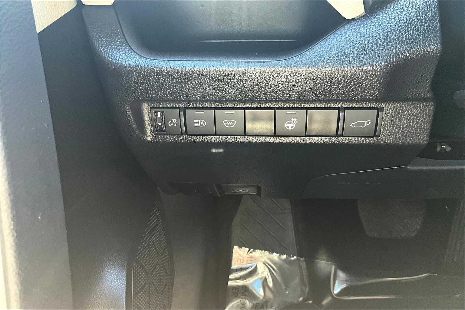 2024 Toyota RAV4 XLE Premium photo 31