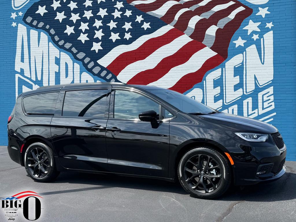 2026 Chrysler Pacifica Limited's photo