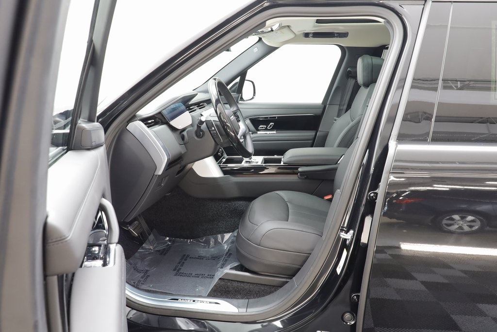 2025 Land Rover Range Rover SE photo 6