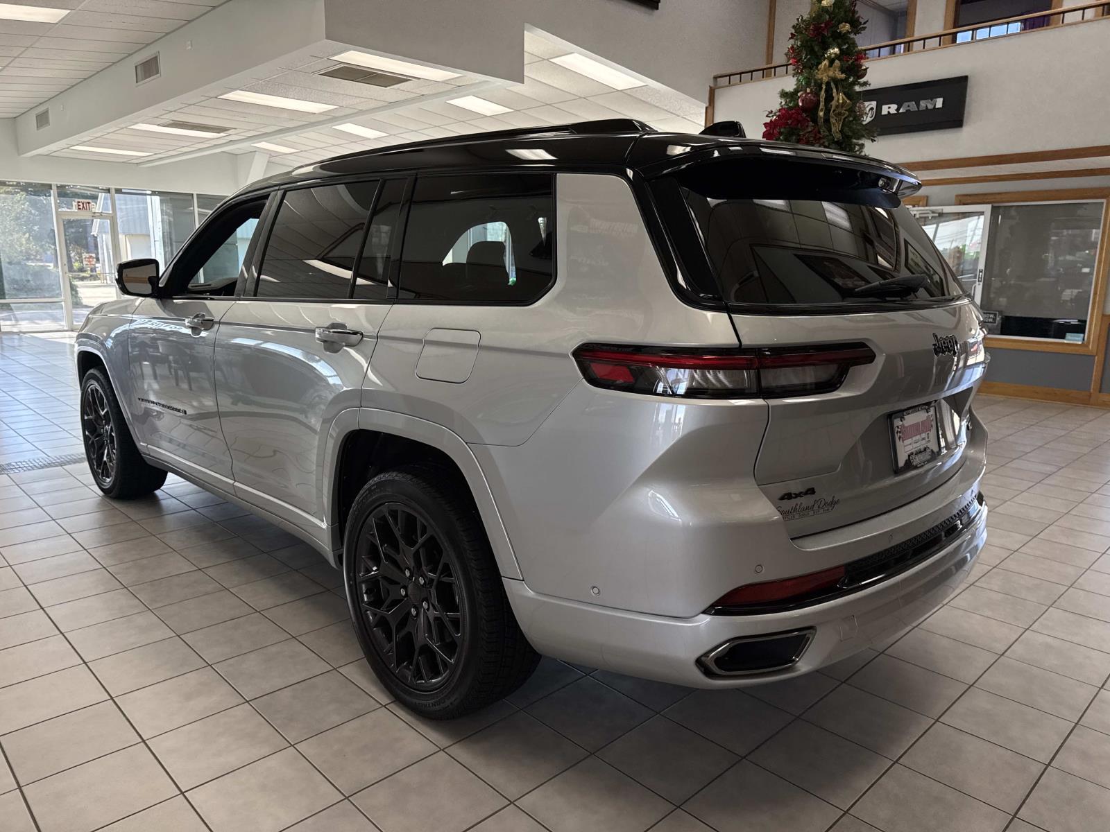 2025 Jeep Grand Cherokee L Summit photo 4