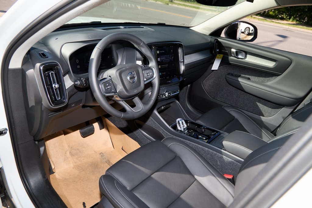 2025 VOLVO XC40 - Image 10