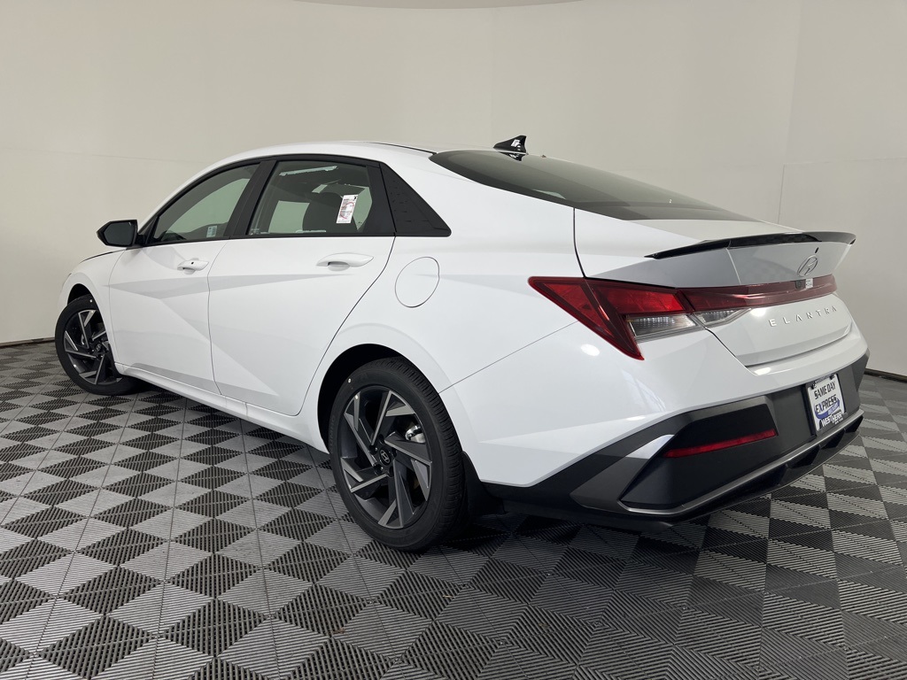 2025 Hyundai Elantra SEL Sport photo 2
