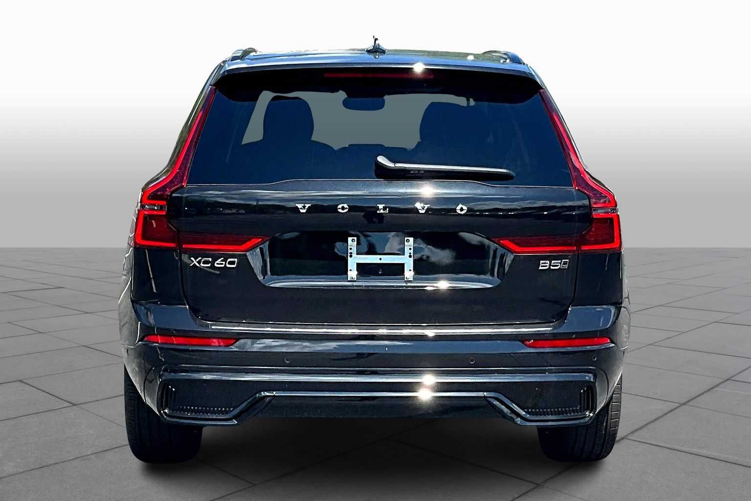 2026 Volvo XC60 Plus photo 4