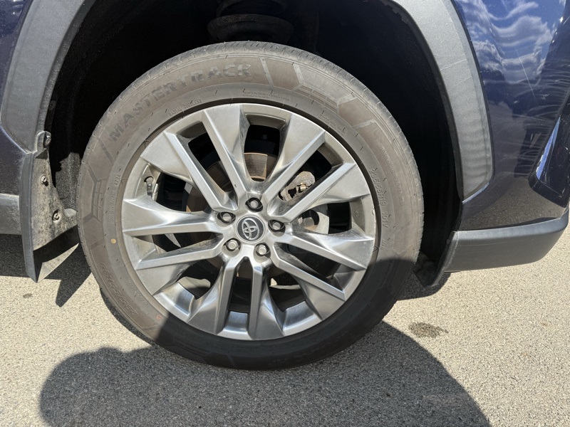 2021 Toyota RAV4 XLE Premium photo 3