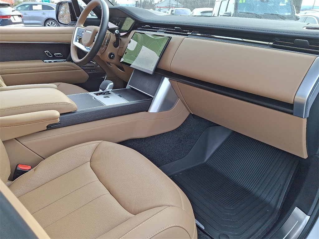 2025 Land Rover Range Rover SE photo 3