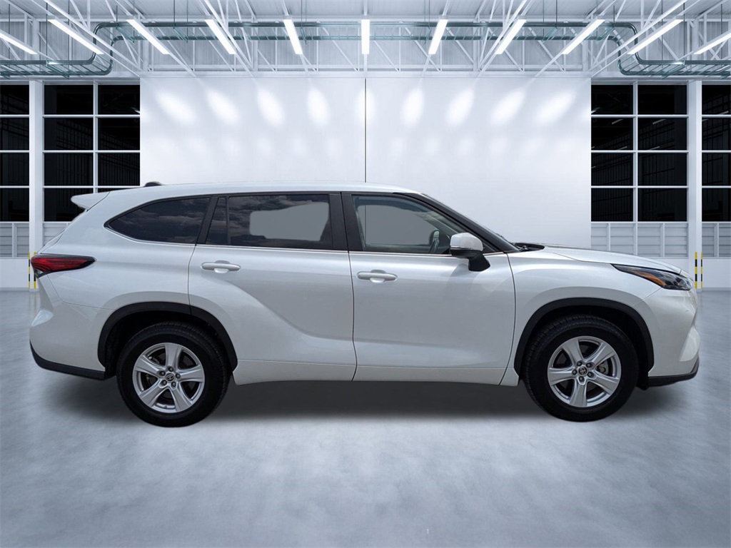 2023 Toyota Highlander LE photo 2