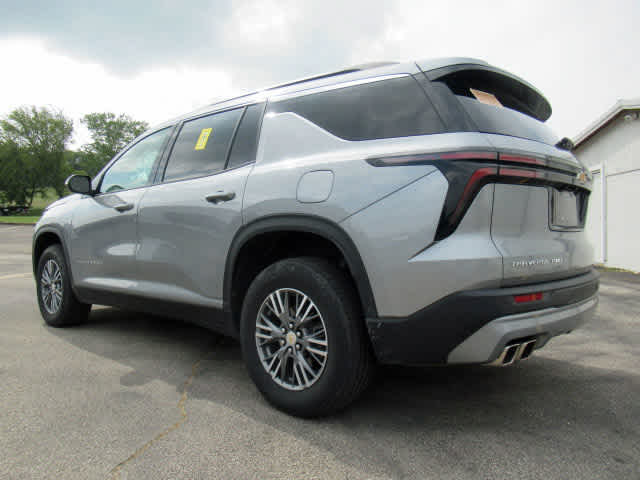 2025 Chevrolet Traverse photo 2