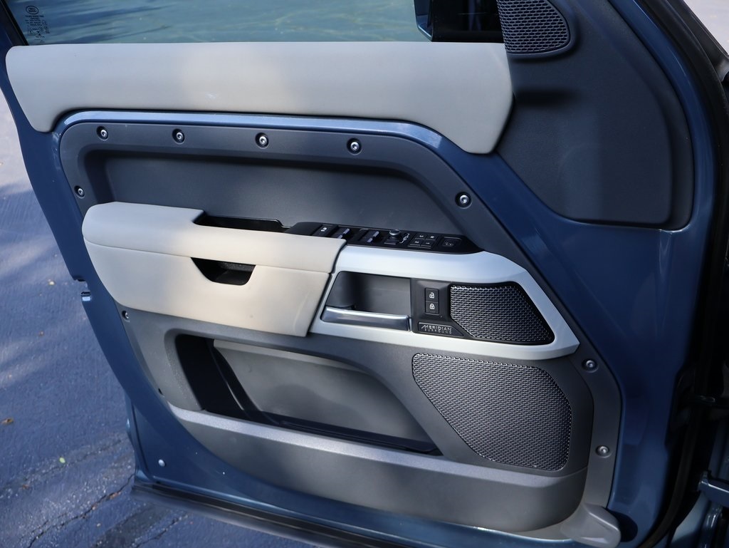 2022 Land Rover Defender 110 SE photo 29