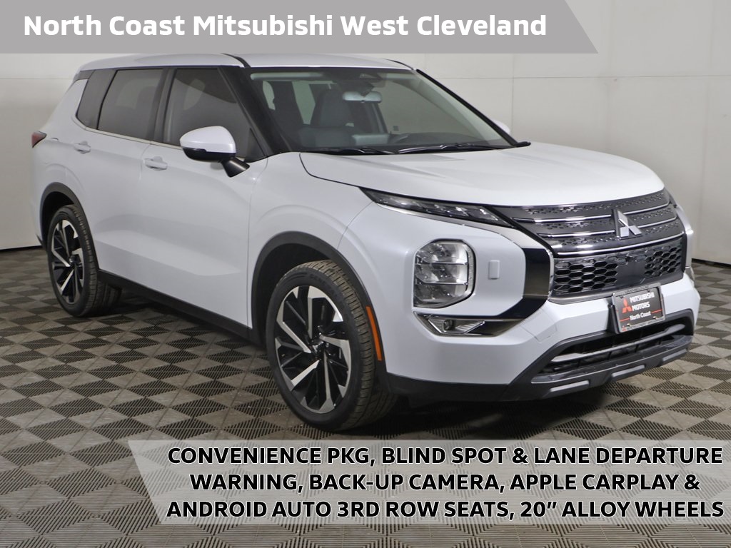 2022 Mitsubishi Outlander ES's photo