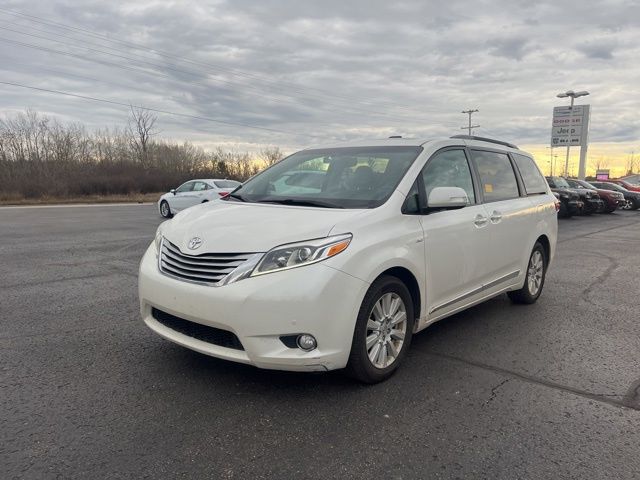 2017 Toyota Sienna Limited Premium photo 2