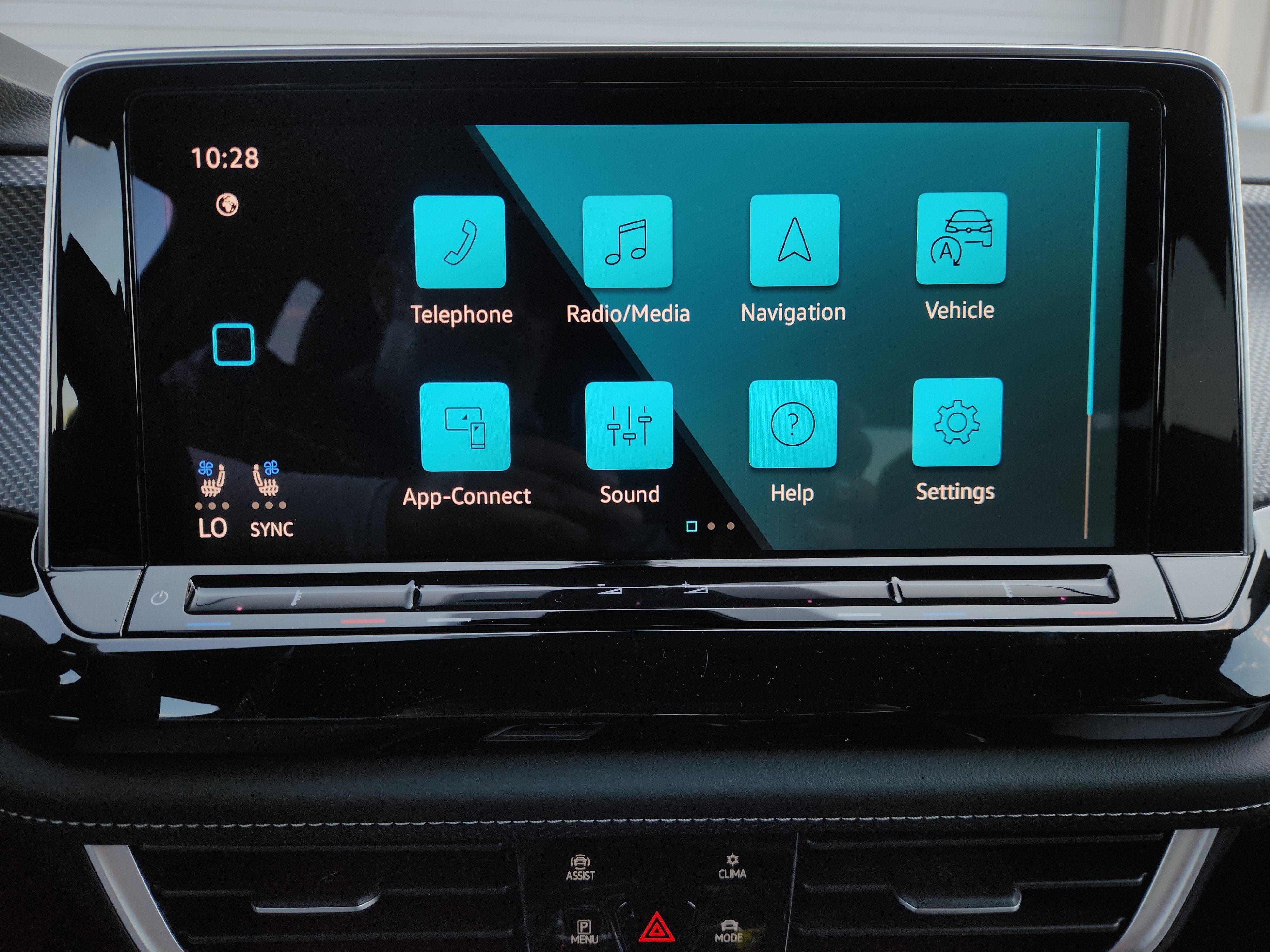 2026 Volkswagen Atlas Cross Sport SEL Premium R-Line photo 4