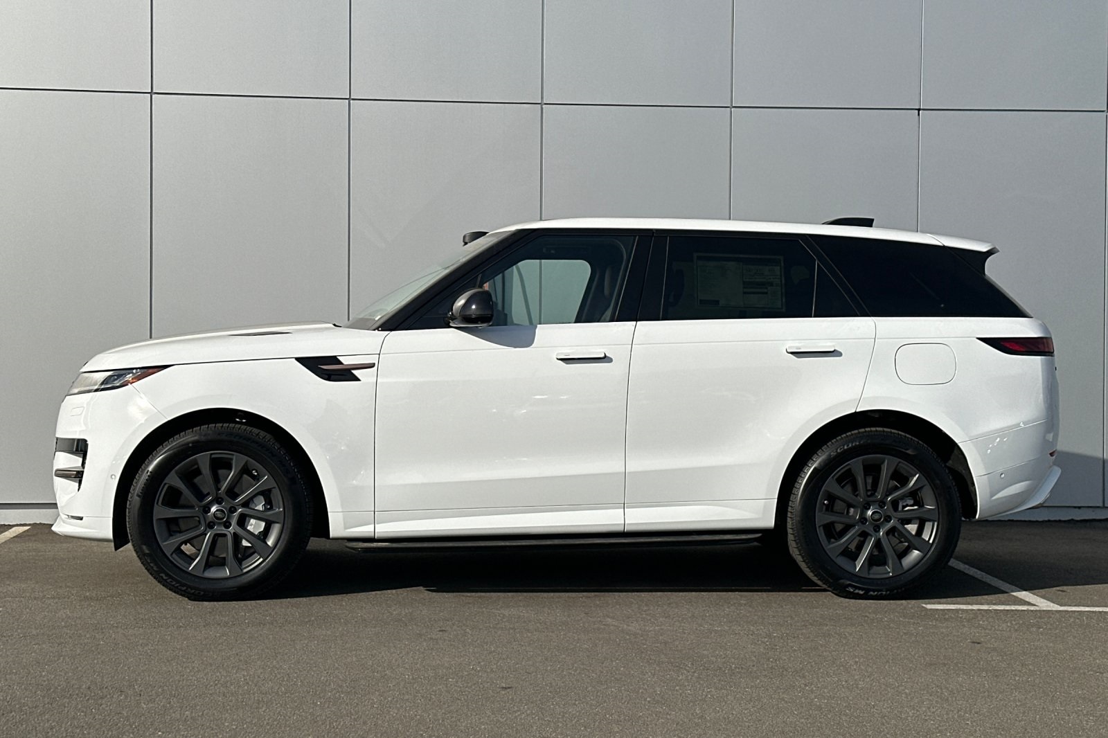 2025 Land Rover Range Rover Sport SE photo 3