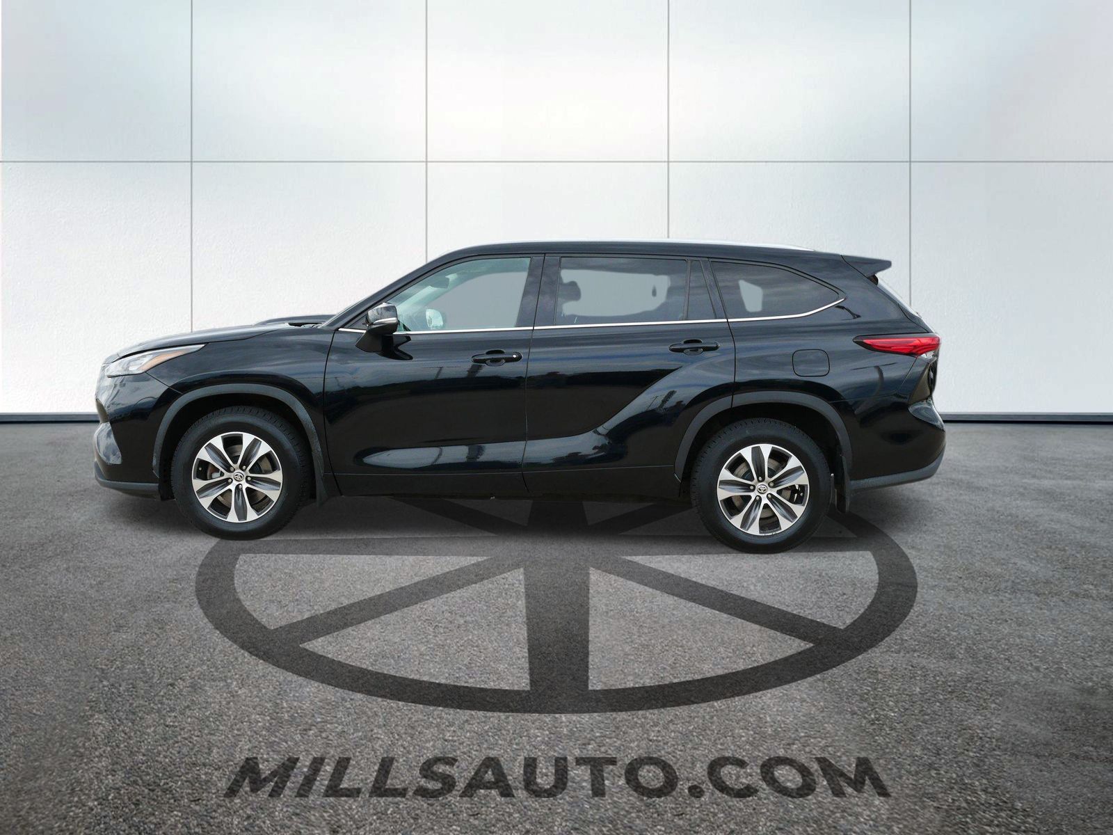 Used 2020 Toyota Highlander XLE with VIN 5TDGZRBH3LS504958 for sale in Willmar, Minnesota