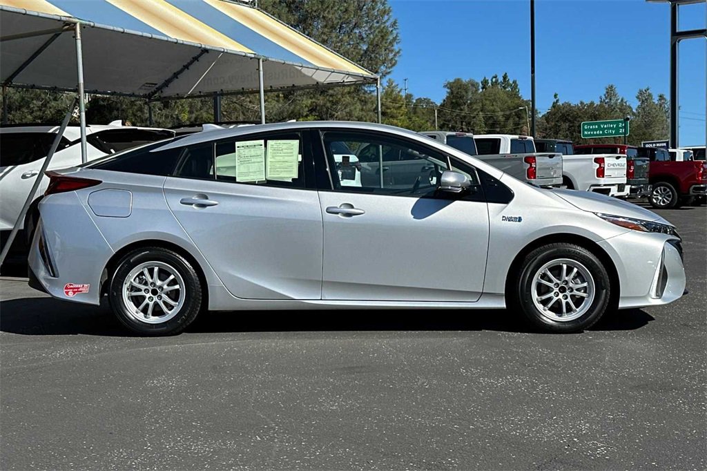 2017 Toyota Prius Prime Advanced photo 3