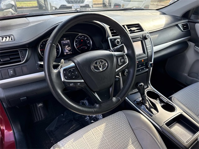 2015 Toyota Camry SE photo 2