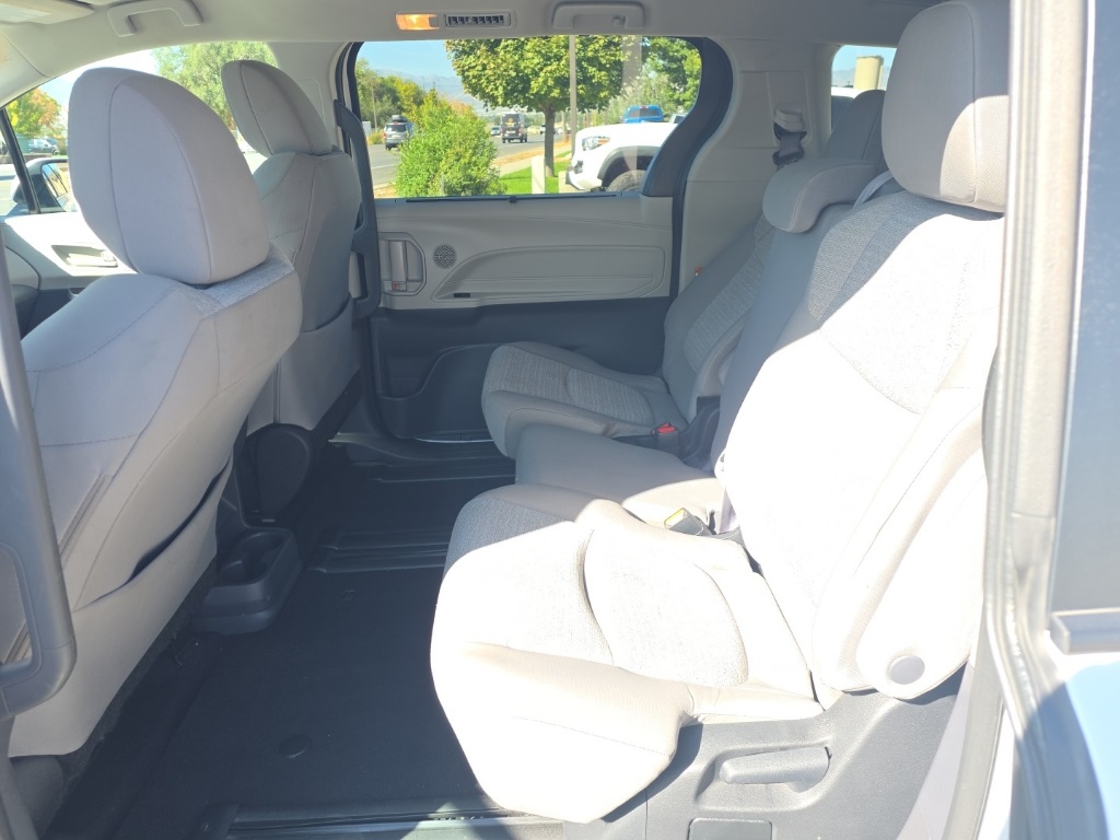 2023 Toyota Sienna LE photo 12