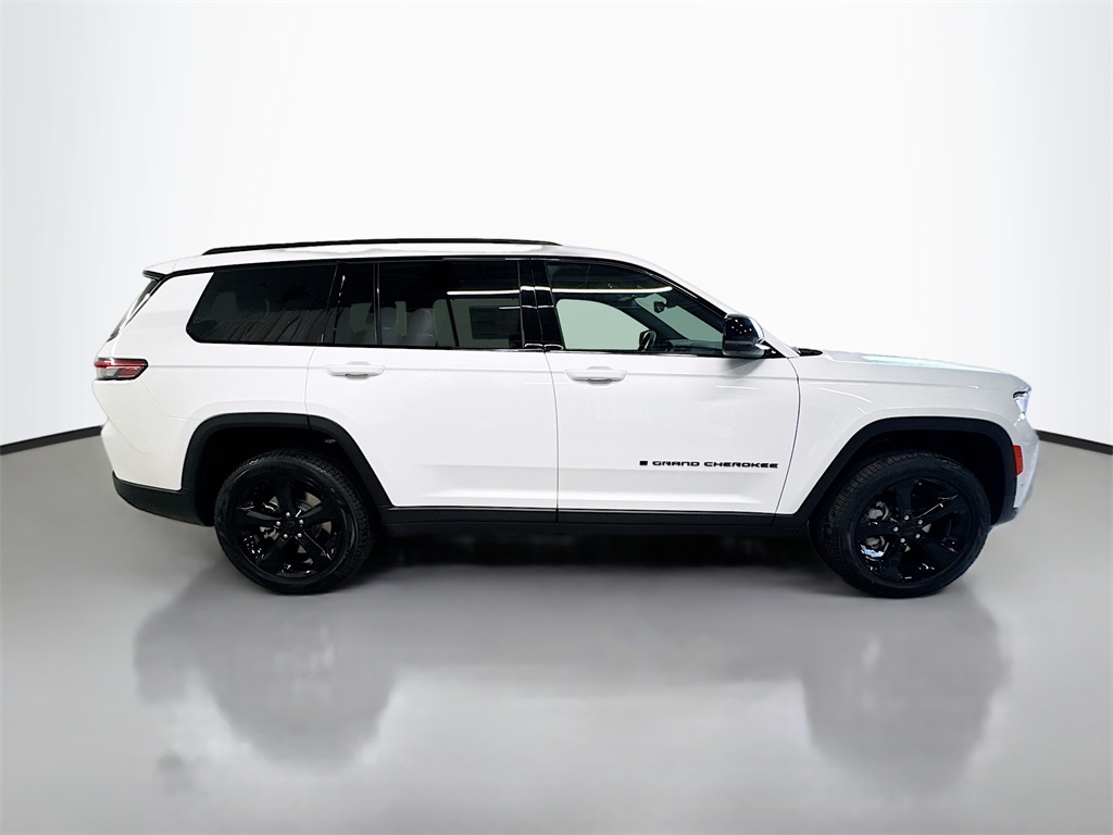 2025 Jeep Grand Cherokee Limited photo 3