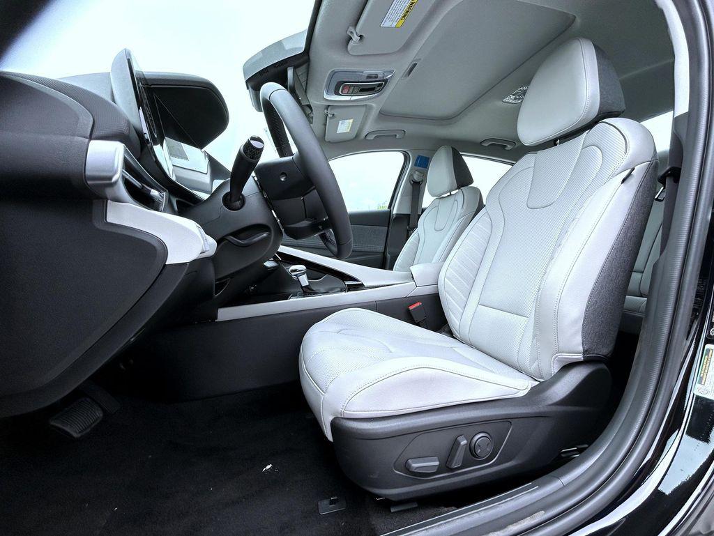 2025 Hyundai Elantra Limited photo 9