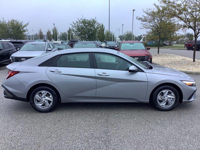 2025 Hyundai Elantra SE photo 4
