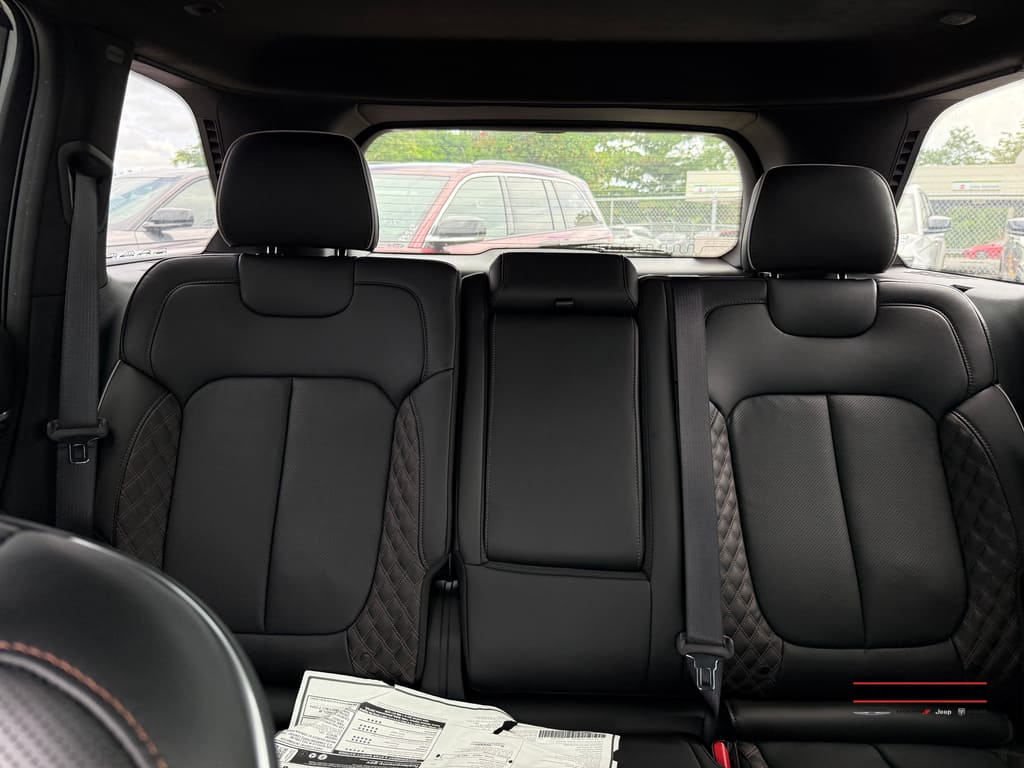 2025 Jeep Grand Cherokee Summit photo 3