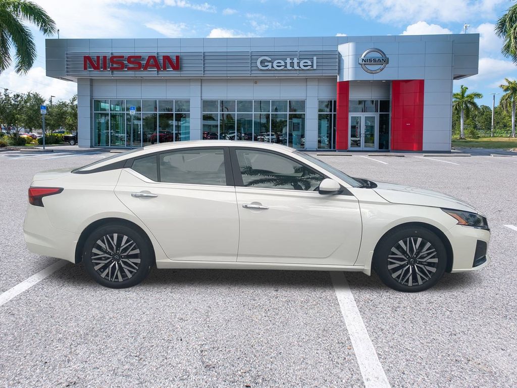 2025 Nissan Altima SV photo 3