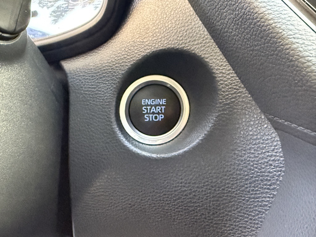 2022 Toyota Corolla Cross LE photo 22