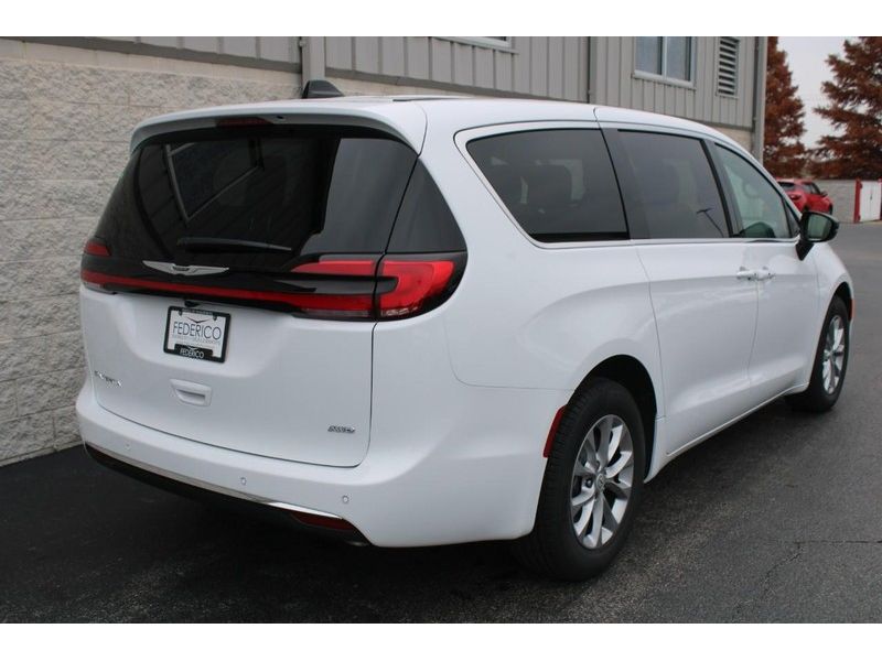 2026 Chrysler Pacifica photo 3