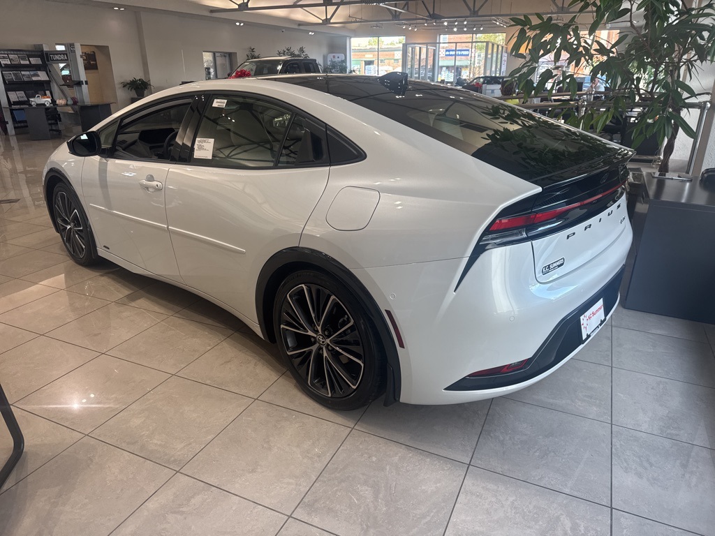 2025 Toyota Prius XLE photo 3