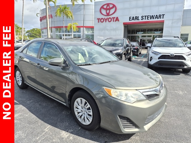 2014 Toyota Camry LE's photo