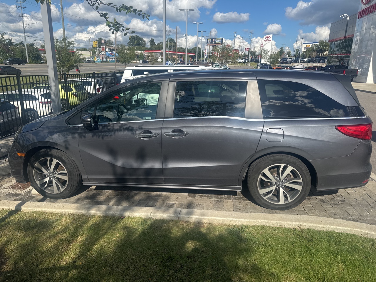 2022 Honda Odyssey Touring photo 2