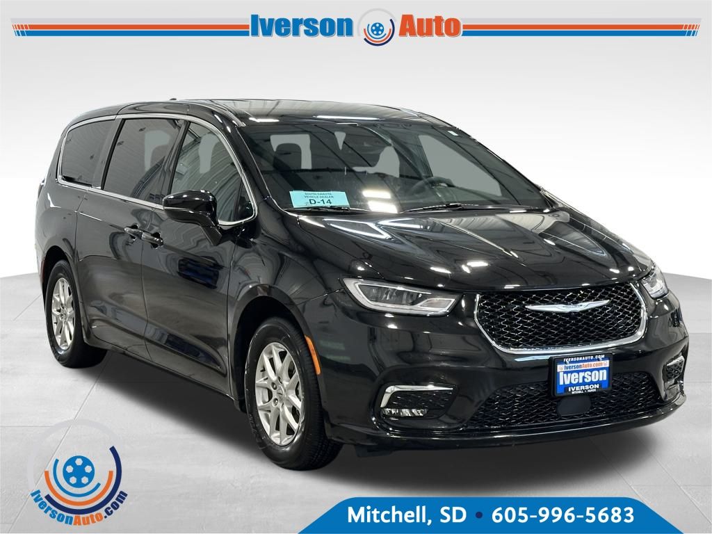 2025 Chrysler Pacifica Select's photo