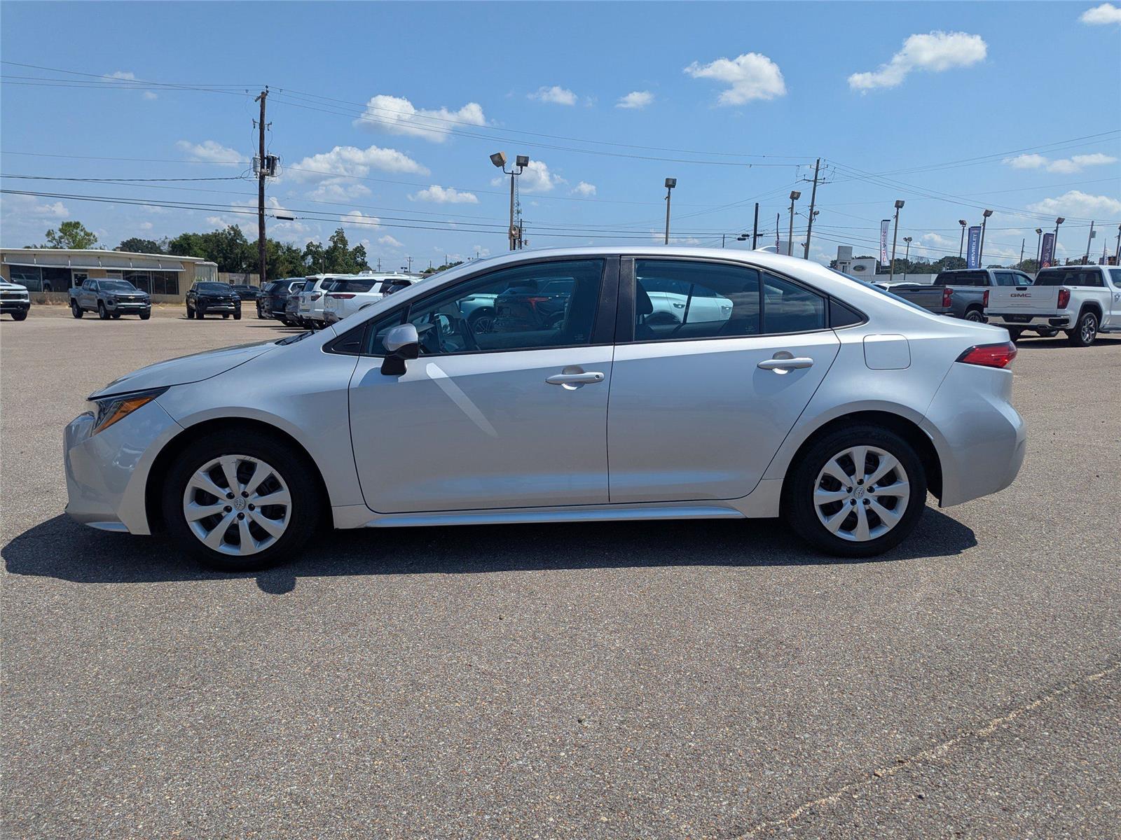2022 Toyota Corolla LE photo 2