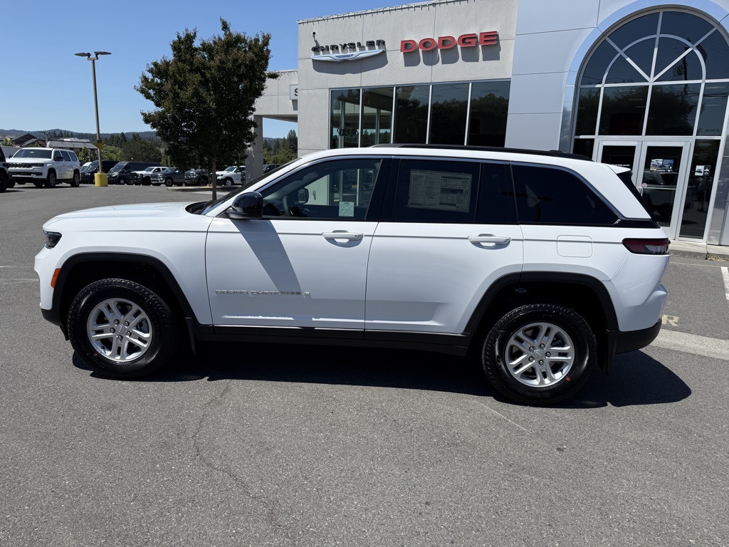 2025 Jeep Grand Cherokee Laredo photo 2