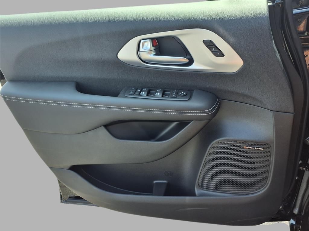 2026 Chrysler Pacifica Limited photo 14