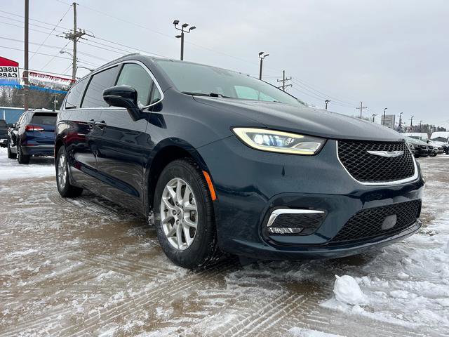 2022 Chrysler Pacifica Touring L's photo