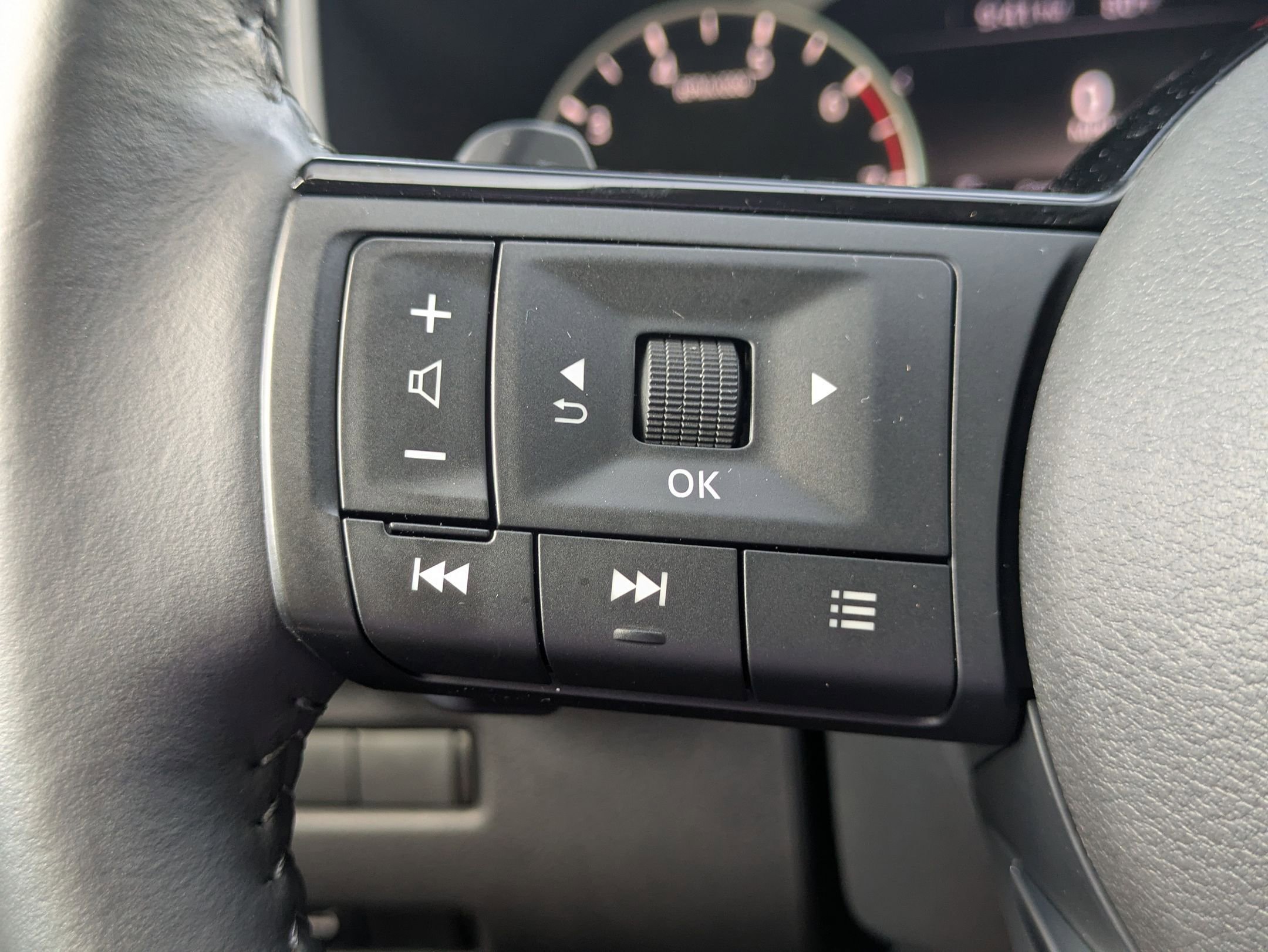 2022 Nissan Rogue SV photo 15