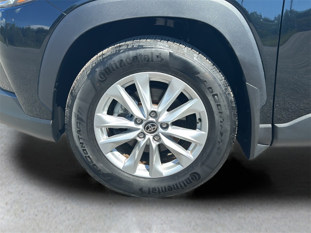 2022 Toyota Corolla Cross LE photo 25