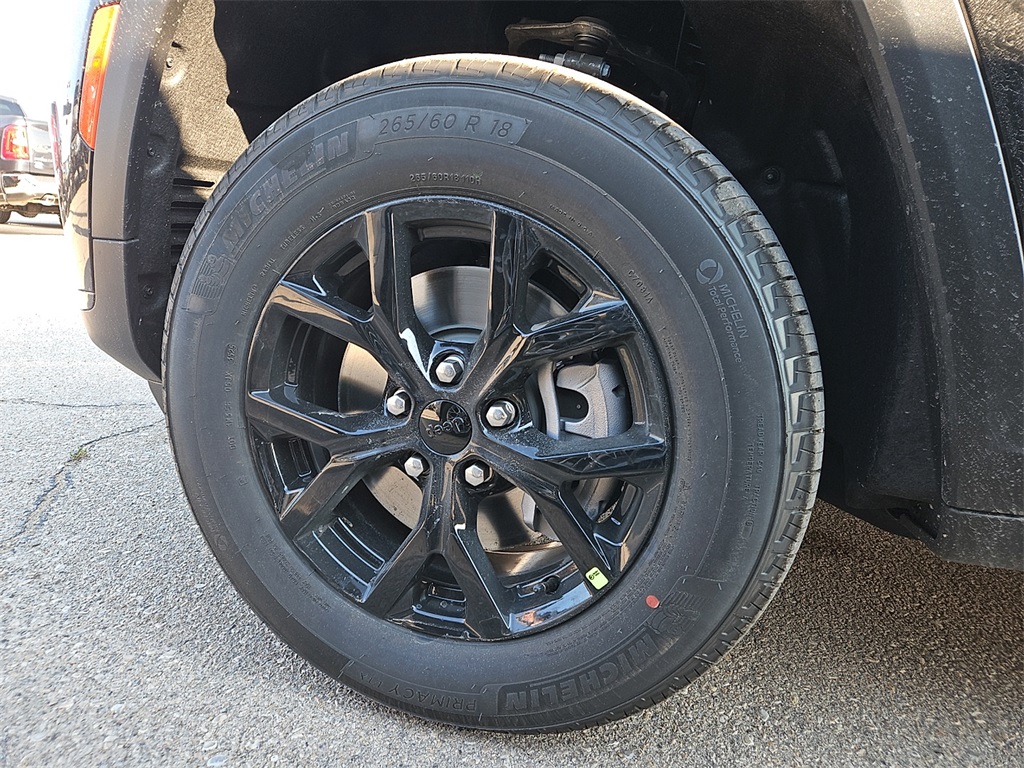 2025 Jeep Grand Cherokee Altitude photo 3