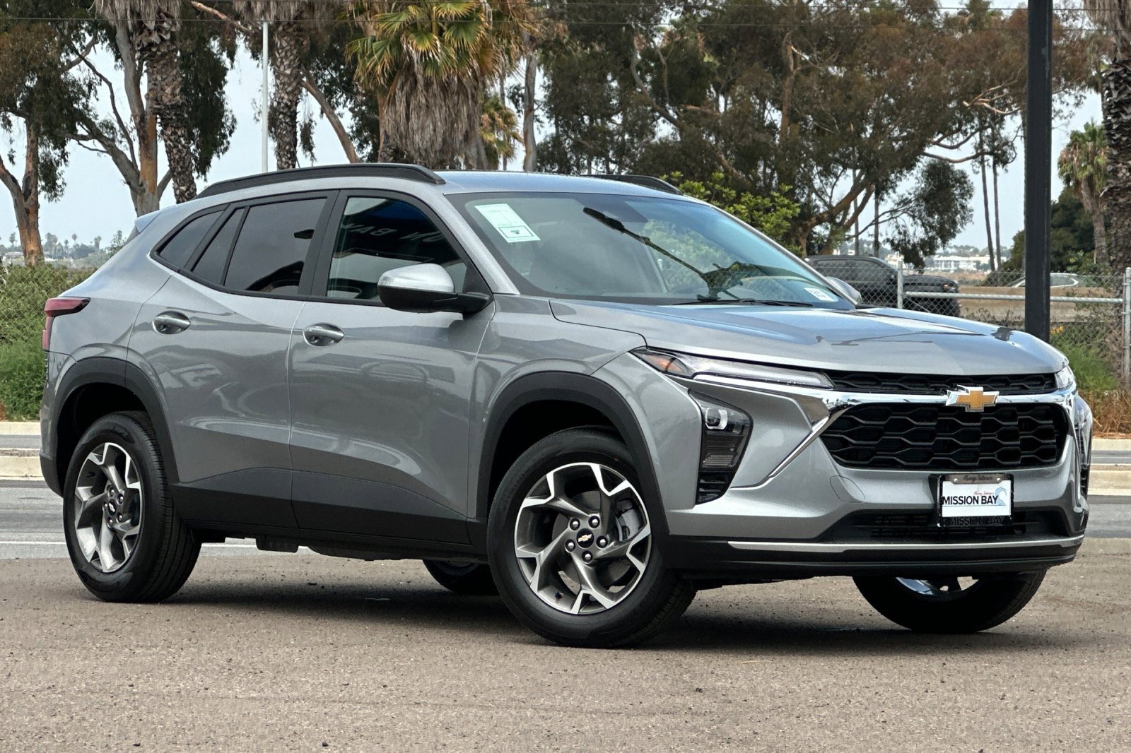 2025 Chevrolet Trax LT photo 2