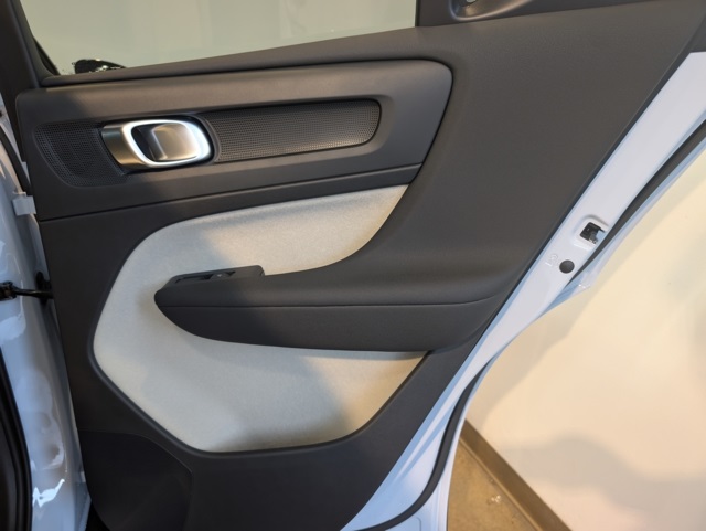 2026 Volvo XC40 photo 24