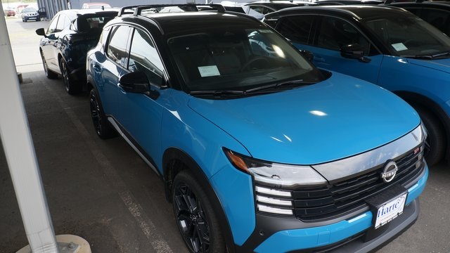 2025 Nissan Kicks SR AWD's photo