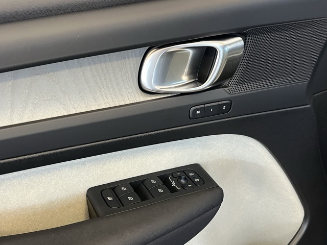 2025 Volvo XC40 Plus photo 13