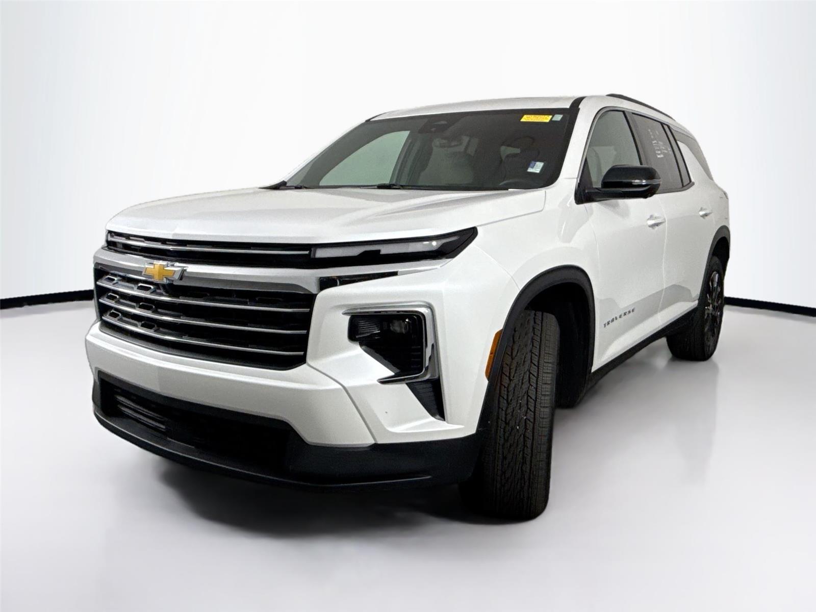 2025 Chevrolet Traverse photo 2