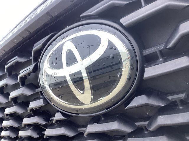 2022 Toyota Corolla Cross LE photo 4