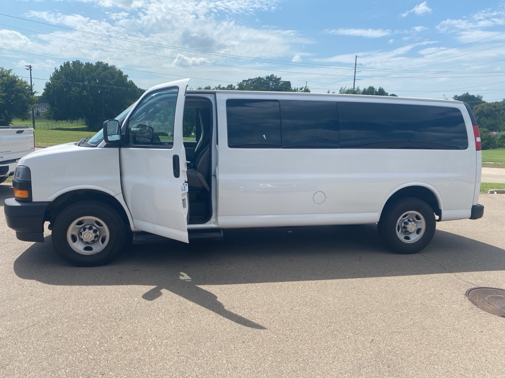 2022 Chevrolet Express 3500 LS photo 2